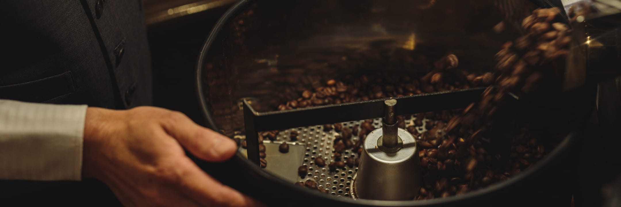 コーヒー豆の個性と甘みを最大限まで引き出す最適な焙煎を行います