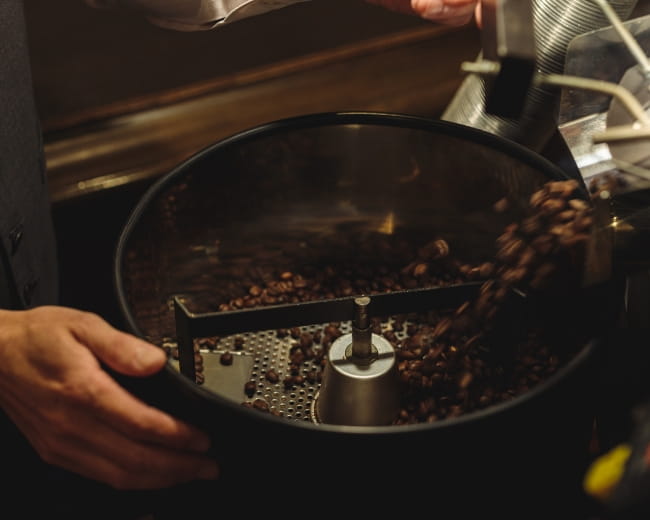 コーヒー豆の個性と甘みを最大限まで引き出す最適な焙煎を行います